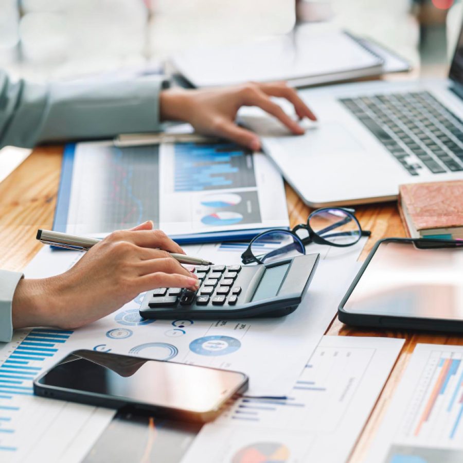 empresaria-que-trabaja-oficina-documento-su-escritorio-planificando-analisis-informe-financiero-inversion-plan-negocios-concepto-analisis-financiero-usando-maquina-calculadora(1) empresaria-que-trabaja-oficina-documento-su-escritorio-planificando-analisis-informe-financiero-inversion-plan-negocios-concepto-analisis-financiero-usando-maquina-calculadora(1)