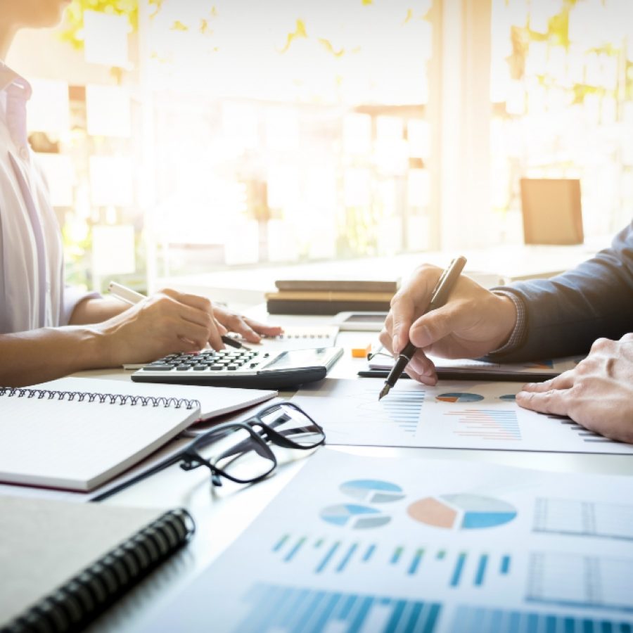 hombre-negocios-financiero-inspector-secretaria-haciendo-informe-calculo-o-comprobacion-balance-inspector-servicio-rentas-internas-revisando-documento-concepto-auditoria(1) hombre-negocios-financiero-inspector-secretaria-haciendo-informe-calculo-o-comprobacion-balance-inspector-servicio-rentas-internas-revisando-documento-concepto-auditoria(1)